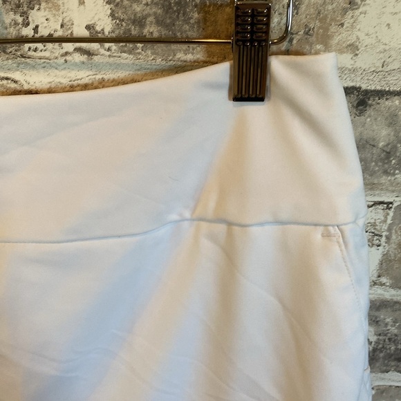 Adidas skort. Size L. White. Pockets. Shorts underneath. - Picture 4 of 15